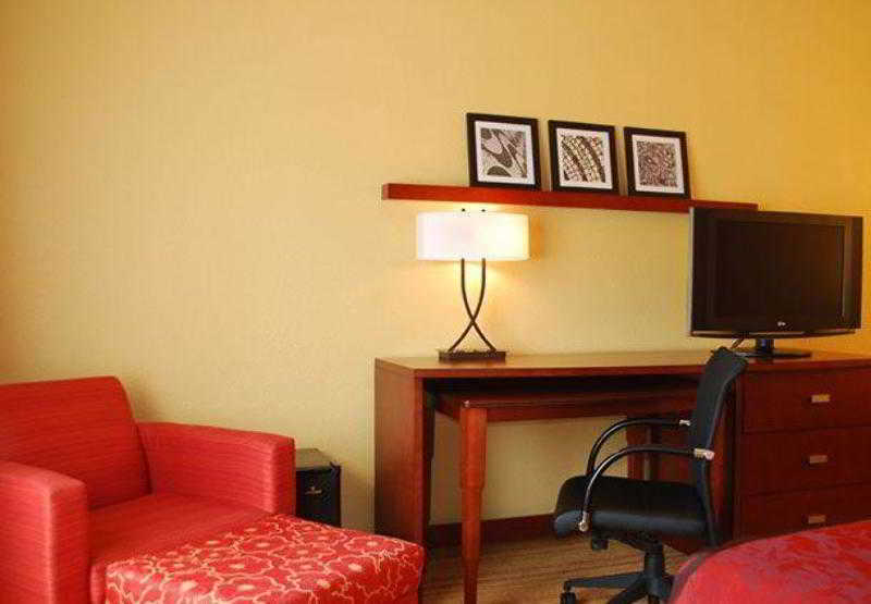 Courtyard By Marriott Airport/ Northeast Hotel