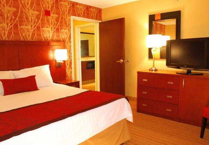 Courtyard By Marriott Airport/ Northeast Hotel 3*